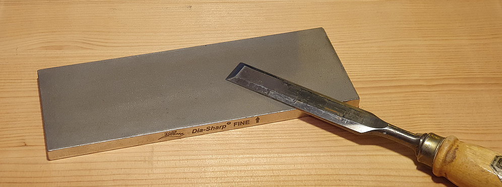 Iron plate coated with diamonds