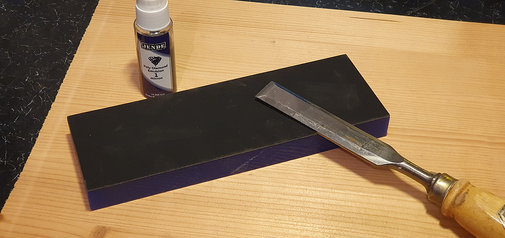 Stropping block by Jende with polishing emulsion